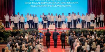 ANWAR Ibrahim bersama Menteri-menteri Kabinet melafazkan ikrar pada Majlis Perhimpunan Bulanan Perdana Menteri bersama warga Jabatan Perdana Menteri (JPM) di Putrajaya, semalam. – UTUSAN/FAIZ ALIF ZUBIR