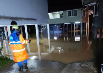 Keadaan kampung yang dilanda banjir di Kota Belud sejak semalam. - HARDY JOE