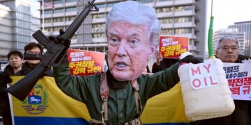 SEORANG penunjuk perasaan memakai topeng berwajah Presiden Donald Trump semasa demonstrasi mengutuk serangan Amerika Syarikat ke atas Venezuela di Seoul, Korea Selatan, semalam. – AFP