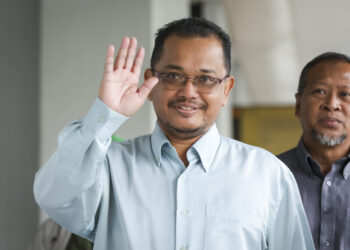 ZAHARUDIN Muhamad tiba di Mahkamah Majistret Kuala Lumpur hari ni bagi berdepan pertuduhan menyertai perhimpunan yang menyalahi undang-undang di Kampung Sungai Baru, Kuala Lumpur pada September lalu.-UTUSAN/MUHAMAD IQBAL ROSLI