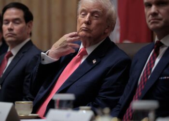 Donald Trump (tengah) memakai pembalut luka di belakang tangannya semasa mesyuarat di Bilik Kabinet, Rumah Putih.-AFP