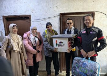 MOHD FARED Mohd Khalid diiringi Jismi Johari menyampaikan bantuan makanan kepada rakyat Palestin di Kem Al Marka, Jordan.