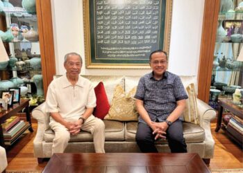 Gambar pertemuan antara Muhyiddin Yassin dan Ahmad Samsuri Mokhtar dikongsikan oleh Mohd Syahir Che Sulaiman dalam Facebook beliau.