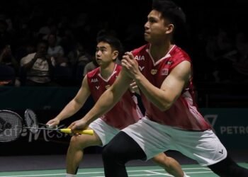 Goh Sze Fei–Nur Izzuddin Rumsani menewaskan pasangan Denmark, Daniel Lundgaard–Mads Vestergaard 21-15, 21-13 pada Terbuka Malaysia di Axiata Arena, semalam. - UTUSAN/SHIDDIEQIIN ZON