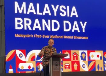 STEVEN Sim ketika menyampaikan ucapan sempena peluncuran Hari Jenama Malaysia 2026 di Pusat Konvensyen Kuala Lumpur (KLCC), semalam.