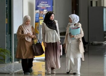 DR. Afifah Hidayah Ahmad Tawfek (tengah) hadir ke Mahkamah Tinggi Syariah Seremban di Bandar Sri Sendayan hari ini. UTUSAN/NOR SHAFIQAH MOHD. GHAZALI