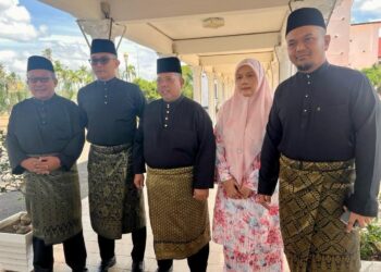 ABU Bakar Hamzah (tengah) bergambar bersama empat Exco kerajaan negeri yang mengangkat sumpah di Istana Arau, Perlis hari ini. -UTUSAN/ASYRAF MUHAMMAD