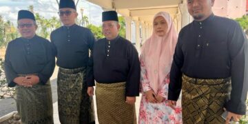 ABU Bakar Hamzah (tengah) bergambar bersama empat Exco kerajaan negeri yang mengangkat sumpah di Istana Arau, Perlis hari ini. -UTUSAN/ASYRAF MUHAMMAD