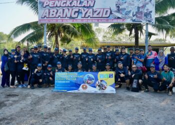 PARA peserta bergambar sebelum melaksanakan program pembersihan dasar laut dan pesisir pantai di Pulau Payar.