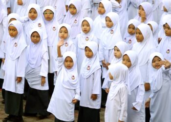 Sebahagian daripada para pelajar memulakan sesi persekolahan tahun 2026 di Sekolah Kebangsaan Bandar Baharu Sintok hari ini. UTUSAN/ SHAHIR NOORDIN