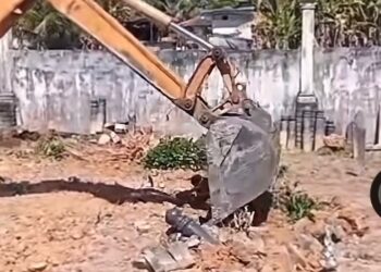 TANGKAP layar video tular sebuah jengkaut yang melakukan aktiviti pembersihan bagi memberi laluan kepada kerja penambakan di tanah perkuburan Islam sebuah masjid di Bedong, Kuala Muda.