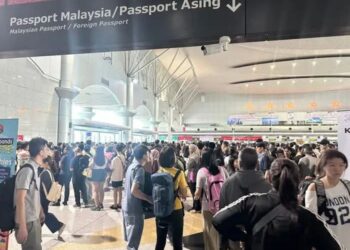 Tular di media sosial suasana pengembara terkandas di pintu masuk negara di negeri ini, susulan sistem pintu pagar automatik dilaporkan mengalami masalah teknikal. - GAMBAR MEDIA SOSIAL