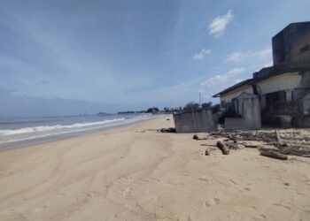 KEDUDUKAN laut yang semakin hampir  dengan penempatan penduduk di pinggir pantai Kampung Teluk Bayu, Kuala Besut, Terengganu. – MINGGUAN/WAN ZURATIKAH IFFAH WAN ZULKIFLI