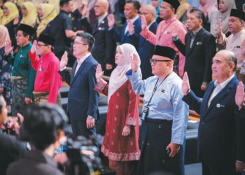 FADHLINA Sidek bersama warga Kementerian Pendidikan melafazkan ikrar pada majlis penyampaian Amanat Tahun Baharu 2026 di Putrajaya, Jumaat lalu.