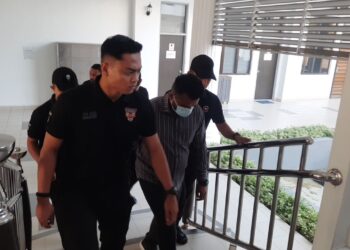 ANGGOTA polis mengiringi tertuduh, Muhammad Kamalraaj C. Solamalai (tengah) yang dituduh memiliki bahan letupan di Mahkamah Sesyen Kulim, Kedah hari ini.