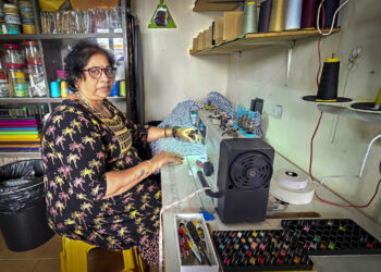 MALIKKA Seah menyiapkan tempahan baju raya pelanggan di kedainya di Jalan Raja, Teluk Intan, Perak. – UTUSAN/AIN SAFRE BIDIN