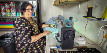 MALIKKA Seah menyiapkan tempahan baju raya pelanggan di kedainya di Jalan Raja, Teluk Intan, Perak. – UTUSAN/AIN SAFRE BIDIN