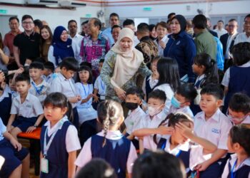 MENTERI Pendidikan, Fadhlina Sidek beramah mesra bersama murid-murid tahun satu pada hari pertama pembukaan sekolah sesi 2026 di Sekolah Jenis Kebangsaan Cina Ladang Regent Elmina, Shah Alam, Selangor, semalam. – UTUSAN/SADDAM YUSOFF