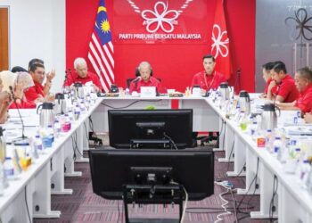 MUHYIDDIN Yassin mempengerusikan Mesyuarat Majlis Pimpinan Tertinggi Parti Pribumi Bersatu Malaysia (Bersatu) di Ibu pejabatnya di Petaling Jaya, kelmarin. – FACEBOOK BERSATU