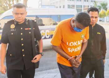 SEORANG pegawai polis berpangkat ASP (tengah) dibawa ke Mahkamah Majistret George Town, Pulau Pinang untuk mendapatkan perintah reman kerana disyaki meminta dan menerima rasuah antara 2016 hingga 2021 yang lalu.-UTUSAN/DANIAL SAAD