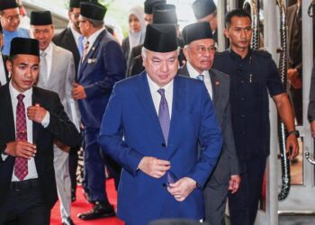 SULTAN Nazrin Muizzuddin Shah berkenan berangkat menghadiri Mesyuarat Majlis Kebangsaan Bagi Hal Ehwal Islam Malaysia Ke-74 di Kuala Lumpur, semalam. – UTUSAN/ISKANDAR ISHAK