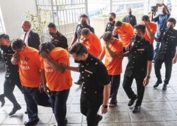 EMPAT pegawai, seorang anggota dan seorang pesara polis (memakai baju lokap SPRM) dibawa ke Mahkamah Majistret George Town, Pulau Pinang semalam, untuk perintah reman kes meminta dan menerima rasuah. – UTUSAN/DANIAL SAAD