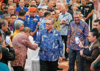 SHAMSUL AZRI Abu Bakar beramah mesra dengan pegawai dan kakitangan awam sempena Majlis Amanat Ketua Setiausaha Negara 2026 di Putrajaya, semalam. – UTUSAN/FAIZ ALIF ZUBIR