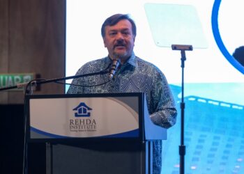 AMIR HAMZAH ketika memberi ucapan sempena CEO Series anjuran Rehda Insitute di Petaling Jaya, hari ini. - UTUSAN/FIRDAUS M. JOHARI