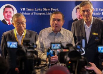 ANTHONY Loke Siew Fook (tengah) pada CEO Series 2026 anjuran REHDA Institute, di sini semalam.