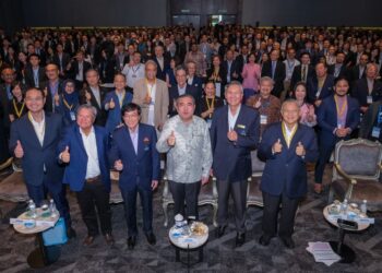 JEFFREY Ng Tiong Lip (dua dari kanan) bersama Menteri Pengangkutan, Anthony Loke Siew Fook semasa CEO Series 2026 anjuran REHDA Institute di hotel Le Meridien, Petaling Jaya semalam - UTUSAN/M. FIRDAUS M. JOHARI