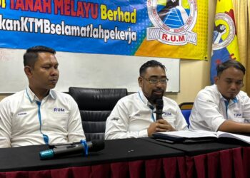 MUHAMMAD Faizal Shahibul Kiraya (tengah) pada sidang akhbar di Ibu Pejabat Kesatuan Pekerja Pekerja KTMB, Kuala Lumpur, hari ini.