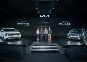 Hyung Ho Kim (dua kanan) dan Emily Lek (hujung kiri) ketika pelancaran Kia Carnival Baharu di Kuala Lumpur, hari ini.