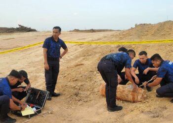 BOM Perang Dunia Kedua yang masih aktif ditemukan di kawasan tapak pembinaan Projek Golden Valley, Kampung Air Panas Bemban, Jasin, Melaka petang semalam.