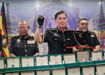 AZAM Baki menunjukkan barangan kemas yang dirampas dalam sidang akhbar khas di Ibu Pejabat SPRM, Putrajaya, semalam. 
– UTUSAN/FAIZ ALIF ZUBIR