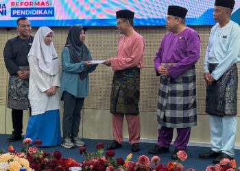 AKMAL Nasrullah Mohd Nasir menyampaikan bantuan awal persekolahan  pada Majlis Penyerahan Cek Cura  Bantuan Awal  Persekolahan Negeri Johor Tahun 2026, di Dewan  Seminar , Jabatan Pendidikan  Negeri Johor, Johor Bahru hari ini.-UTUSAN/BAAZLAN IBRAHIM