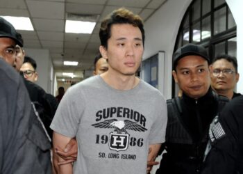 CHIA Tong Hong dibawa ke Mahkamah Majistret Johor Bahru, Johor hari ini bagi berdepan pertuduhan membunuh isteri dan anaknya pada akhir tahun lalu.-UTUSAN/RAJA JAAFAR ALI