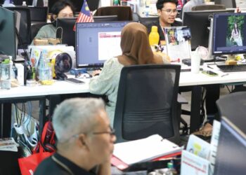 INTEGRITI turut  berkaitan kejujuran diri, menepati masa, menunaikan janji, tidak menuntut tuntutan palsu, menghormati kemudahan pejabat dan mematuhi waktu kerja.