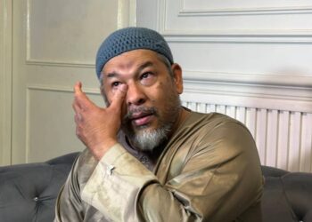 MUHAMMAD Kamarul sebak ketika berkongsi cerita mengenai kehilangan isterinya semasa ditemui pemberita di kediamannya di Kepala Batas, Pulau Pinang, malam tadi.