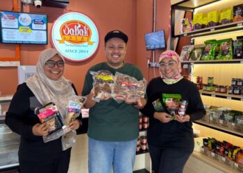 MOHAMAD Taqdir Sajin (tengah), Pengurus Kewangan, Nur Fatini Ahmad dan Pengurus Pemasaran dan Jualan Taqdir Enterprise, Nurrul Admiena Norrizan menunjukkan produk jualan mereka.