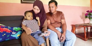 NOR Syatirah Zairenor dan Mohamad Fariz Najdi Mahamad Subri di samping Muhammad Arash Zulkarnain akan terbang ke Shanghai, China Rabu ini untuk pembedahan pemindahan hati.