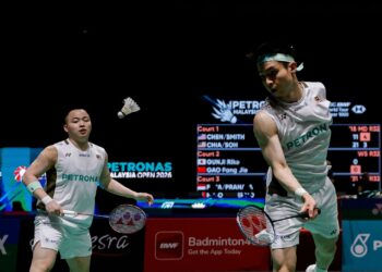 Aksi pasangan beregu lelaki negara, Aaron Chia dan Soh Wooi Yi ketika menentang pasangan Amerika Syarikat, Chen Zi Yi dan Presly Smith pada pusingan pertama Kejohanan Badminton Terbuka Malaysia 2026, di Stadium Axiata Arena, di sini hari ini. Foto: SHIDDIEQIIN ZON