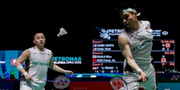 Aksi pasangan beregu lelaki negara, Aaron Chia dan Soh Wooi Yi ketika menentang pasangan Amerika Syarikat, Chen Zi Yi dan Presly Smith pada pusingan pertama Kejohanan Badminton Terbuka Malaysia 2026, di Stadium Axiata Arena, di sini hari ini. Foto: SHIDDIEQIIN ZON