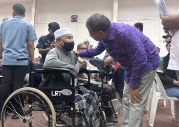 SAIFUDDIN Nasution Ismail menyerahkan Bantuan Wang Ihsan kepada penerima daerah Kulim pada majlis di Kompleks Sukan Kulim Hi-Tech di Kulim, hari ini.