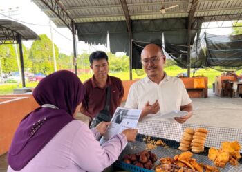 Goldam H Salangah menemui pengundi Parlimen Kinabatangan dalam siri kempen pilihan rayanya. - UTUSAN/HARDY JOE