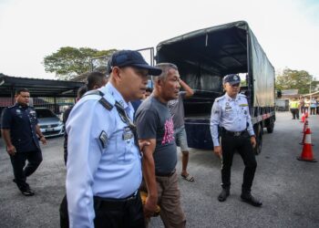 YUSOF Senkonam (dua kiri) dituduh memandu secara berbahaya sehingga mengakibatkan kematian seorang wanita di Mahkamah Majistret Jitra, Kubang Pasu, hari ini. -UTUSAN/ SHAHIR NOORDIN