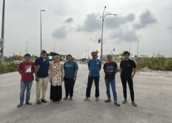 MAZLIFAH Awang dan Dhiviya Nair (tiga dan empat, kiri) bersama penduduk di hadapan laluan persimpangan yang ditutup di Taman Aquila Alam Sutera, Puncak Alam, di Kuala Selangor, Selangor.