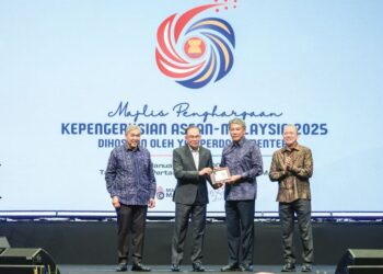 ANWAR Ibrahim menyerahkan plak penghargaan Tonggak Politik Keselamatan kepada Mohamad Hasan pada Majlis Penghargaan Kepengerusian ASEAN-Malaysia 2025 di MAEPS, Serdang, Selangor, semalam. 
– UTUSAN/FARIZ RUSADIO