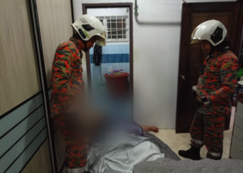 SEPASUKAN anggota dari Balai Bomba dan Penyelamat (BBP) Masjid Tanah membantu memindahkan seorang guru lelaki obesiti seberat kira-kira 350kg di rumahnya di Taman Seri Gamelan, Alor Gajah, Melaka awal pagi tadi.