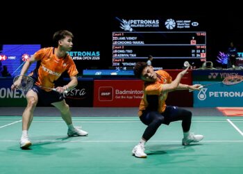 Aksi pasangan beregu lelaki negara, Choong Hon Jian dan Muhammad Haikal ketika menentang pasangan England, Ben Lane dan Sean Vendy pada pusingan pertama Kejohanan Badminton Terbuka Malaysia 2026, di Stadium Axiata Arena, di sini hari ini. Foto: SHIDDIEQIIN ZON