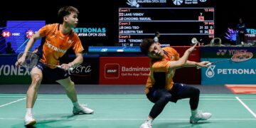 Aksi pasangan beregu lelaki negara, Choong Hon Jian dan Muhammad Haikal ketika menentang pasangan England, Ben Lane dan Sean Vendy pada pusingan pertama Kejohanan Badminton Terbuka Malaysia 2026, di Stadium Axiata Arena, di sini hari ini. Foto: SHIDDIEQIIN ZON